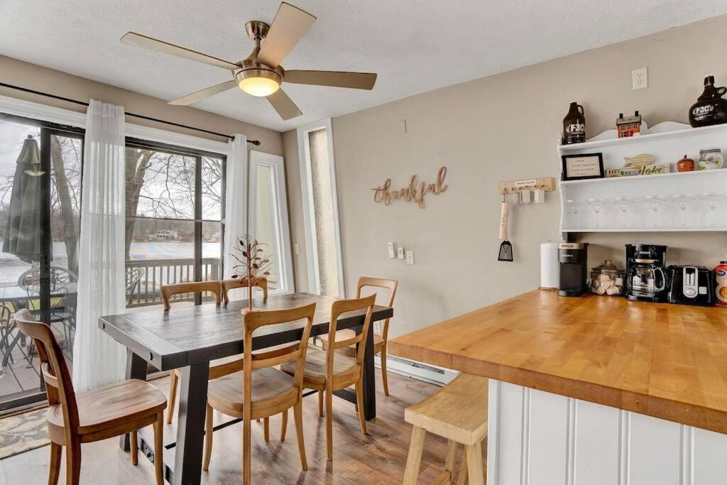 Holiday home Pet Friendly! Lakefront W Hot Tub, Firepit! *