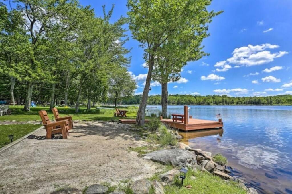 Pet Friendly! Lakefront W Hot Tub, Firepit! Holiday home Tobyhanna