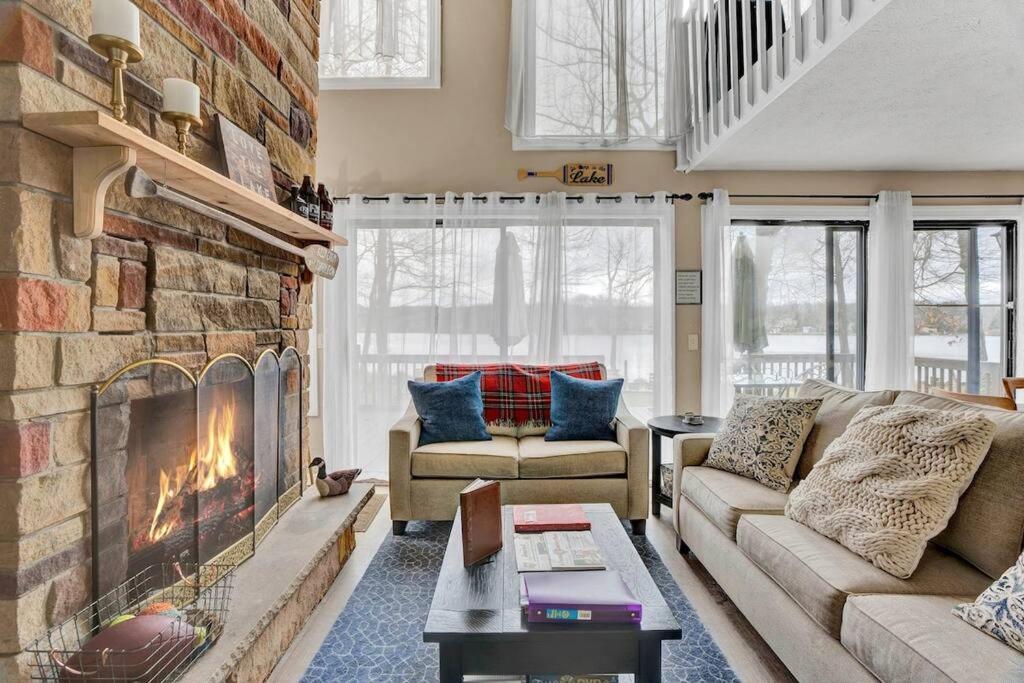Pet Friendly! Lakefront W Hot Tub, Firepit! * Tobyhanna
