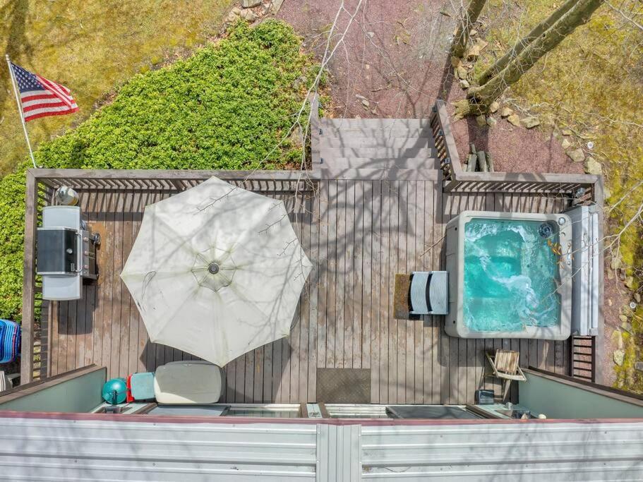 Pet Friendly! Lakefront W Hot Tub, Firepit! Holiday home *