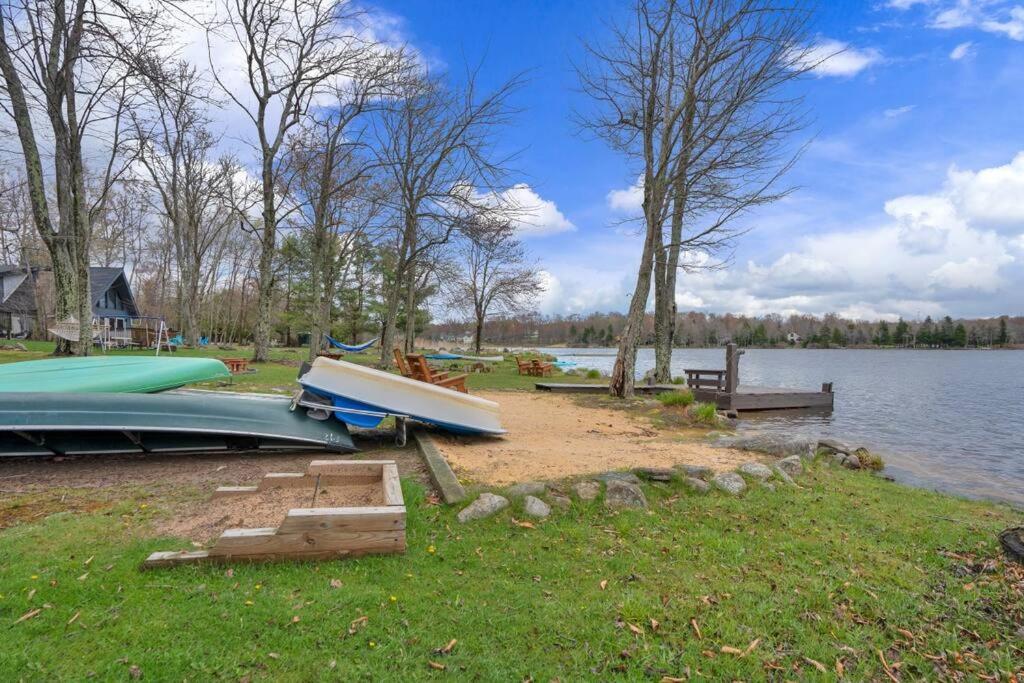 Holiday home Pet Friendly! Lakefront W Hot Tub, Firepit! Tobyhanna