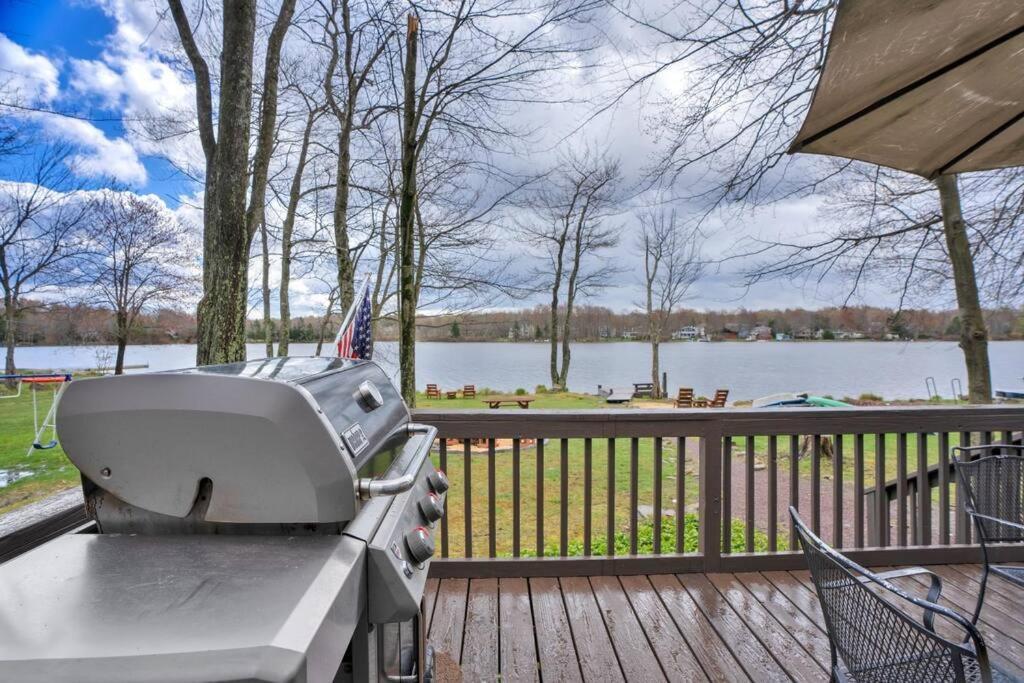 Pet Friendly! Lakefront W Hot Tub, Firepit! *
