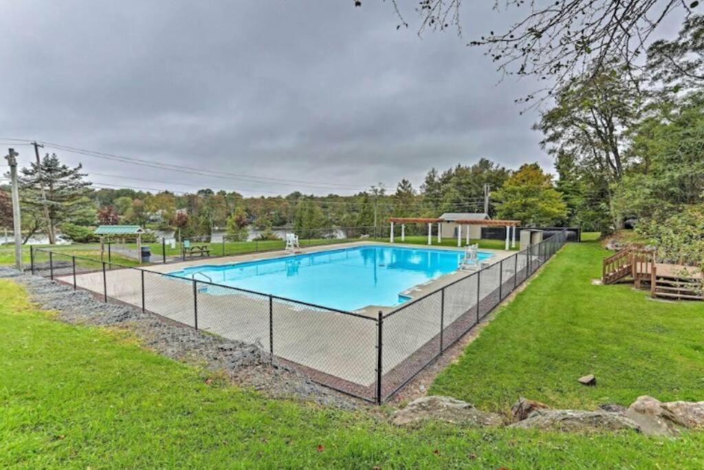 Pet Friendly! Lakefront W Hot Tub, Firepit! Tobyhanna