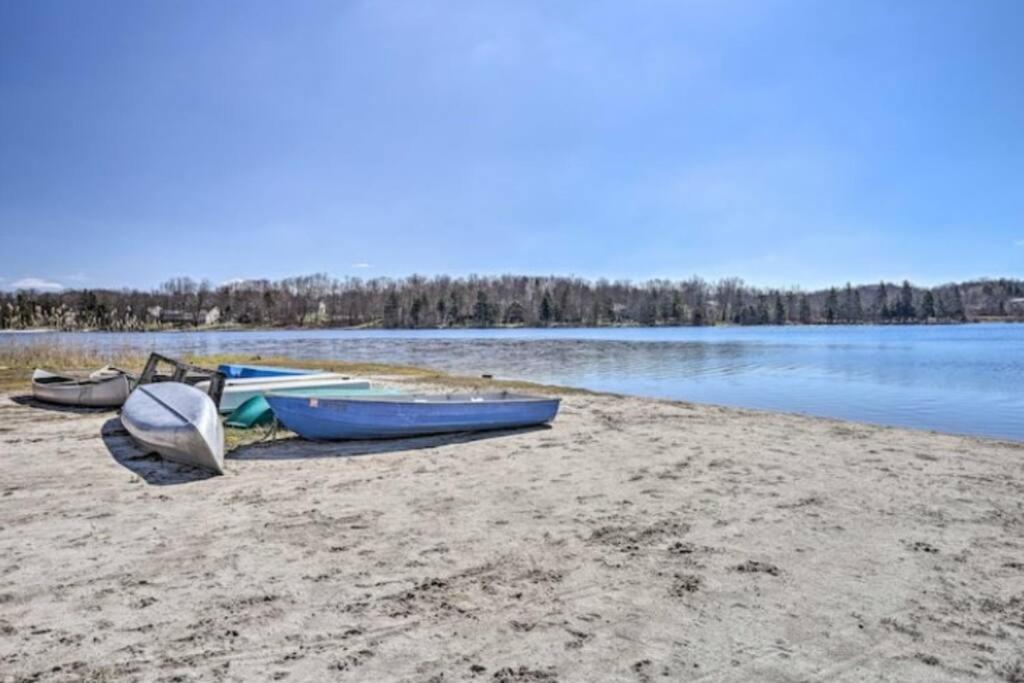 Holiday home Pet Friendly! Lakefront W Hot Tub, Firepit! Tobyhanna