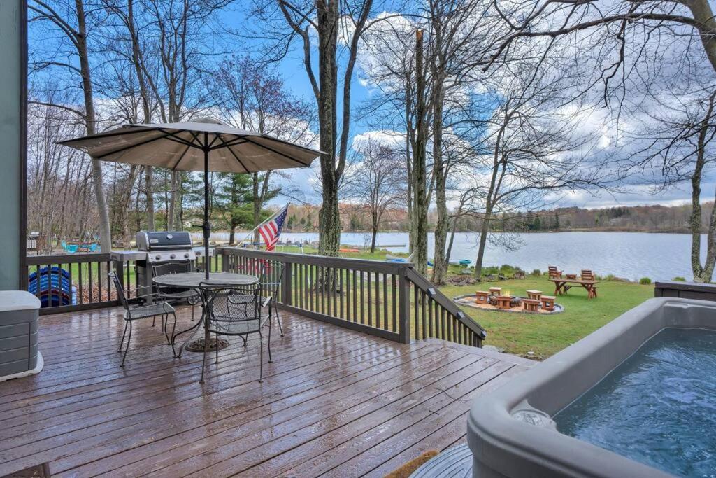 Pet Friendly! Lakefront W Hot Tub, Firepit! * Tobyhanna