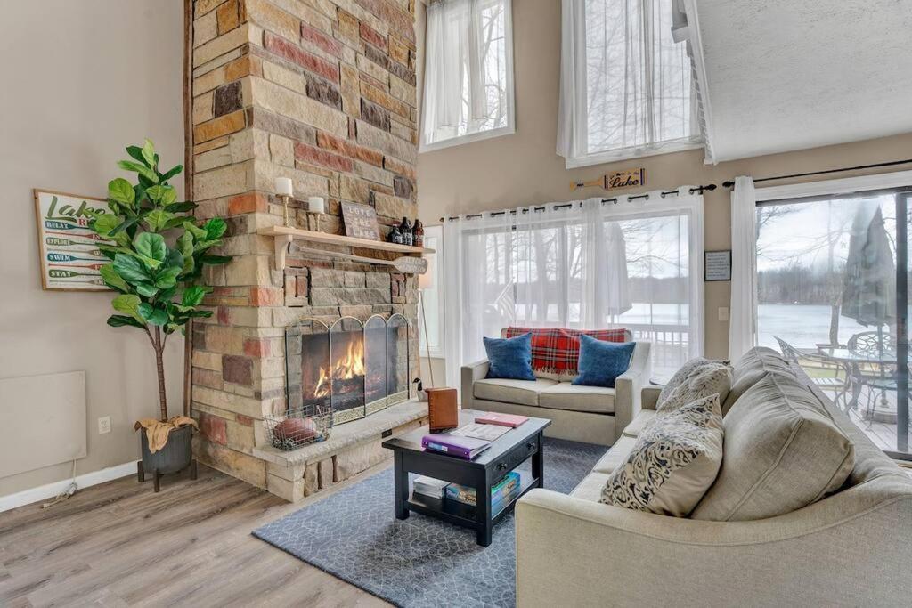 Holiday home Pet Friendly! Lakefront W Hot Tub, Firepit! *