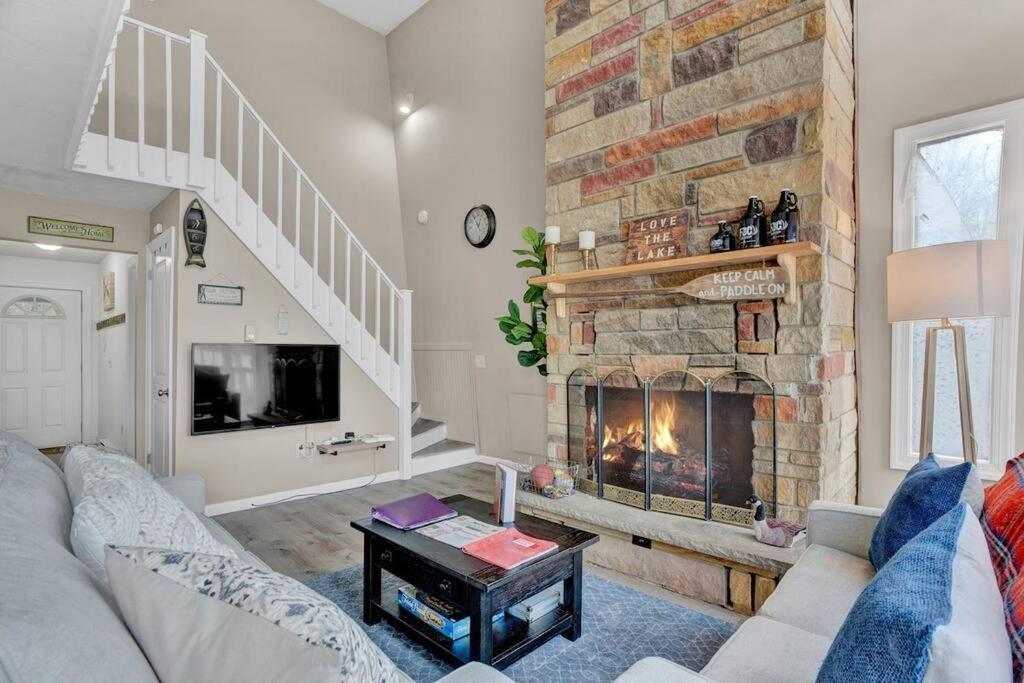 Pet Friendly! Lakefront W Hot Tub, Firepit! *