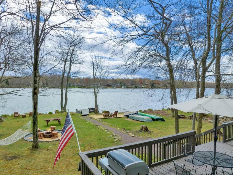 Pet Friendly! Lakefront W Hot Tub, Firepit! Holiday home