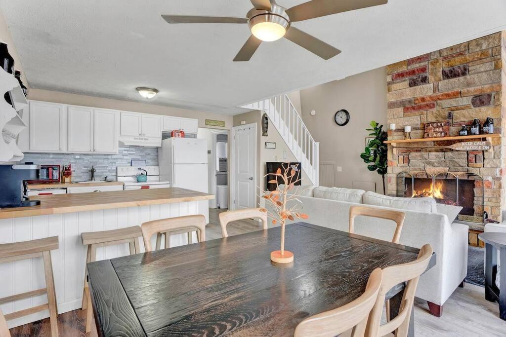 Pet Friendly! Lakefront W Hot Tub, Firepit! Holiday home *