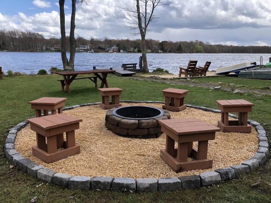 Pet Friendly! Lakefront W Hot Tub, Firepit! *