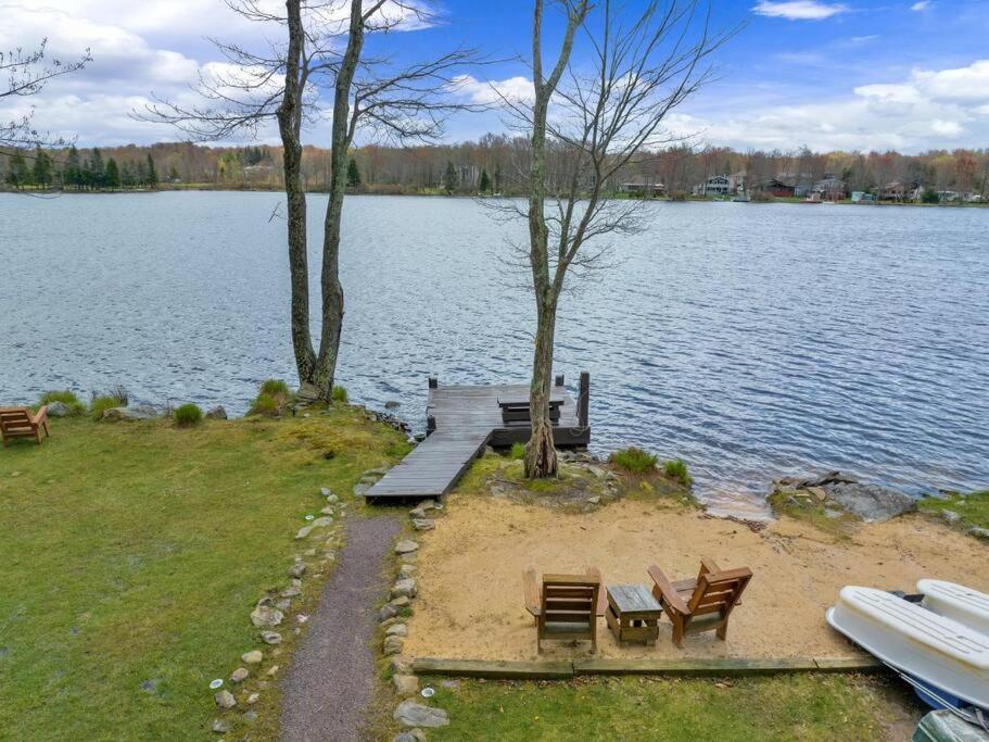 Pet Friendly! Lakefront W Hot Tub, Firepit! *